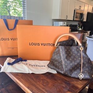 ‼️SOLD‼️ Authentic Monogram Louis Vuitton Artsy Bag